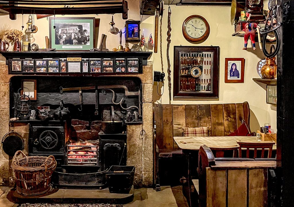 Craven Arms, Appletreewick: Main bar fireplace and wooden bench seating