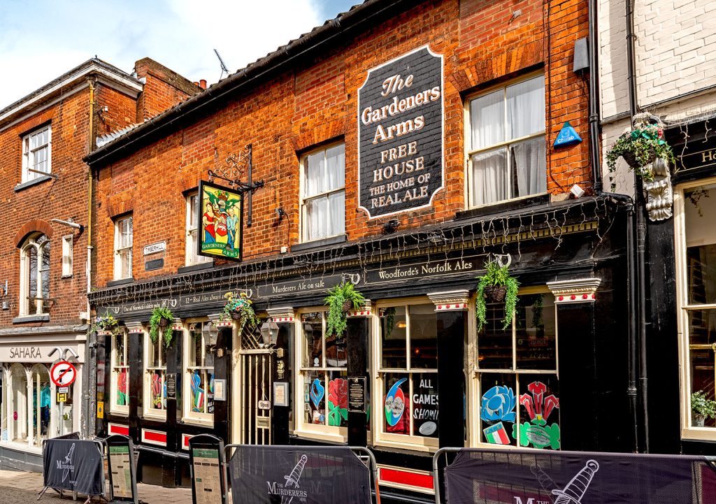 Murderers, Norwich: Exterior of red brick terraced pub.